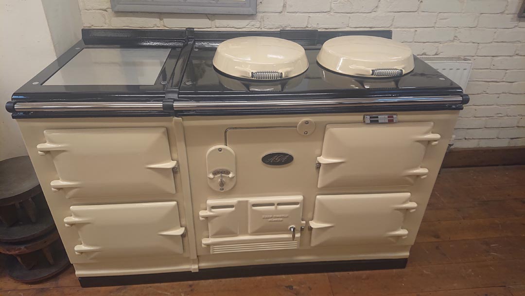 <p>4 Oven Aga Classic Re-enamelled in Cream, fully refurbished, Electrickit Classic control System