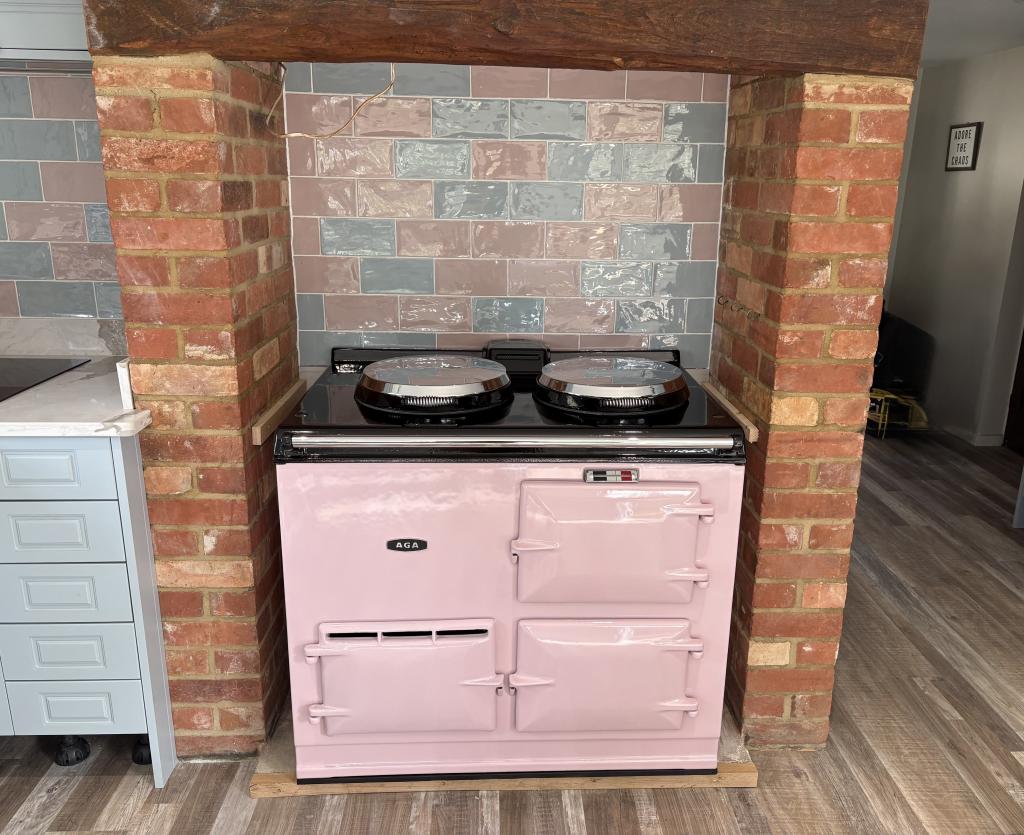 <p>2 Oven Aga in Rose Pink running on Electric using the Electrickit Advanced system.</p><p>Installed near Wimborne